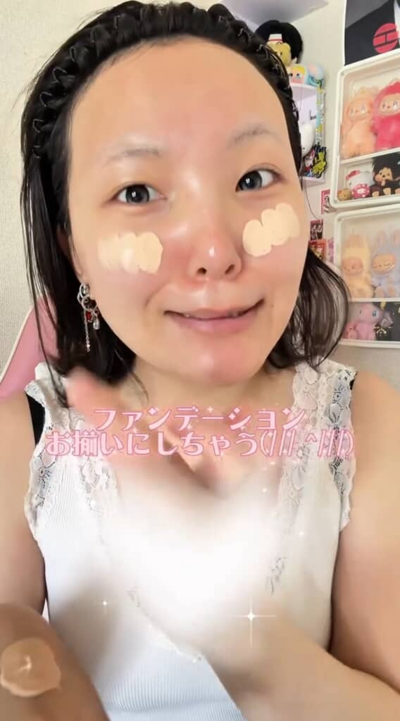 本田さん愛用のリキッドファンデーションを乗せる