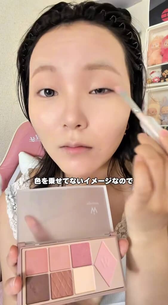 上まぶたには軽く色を乗せる