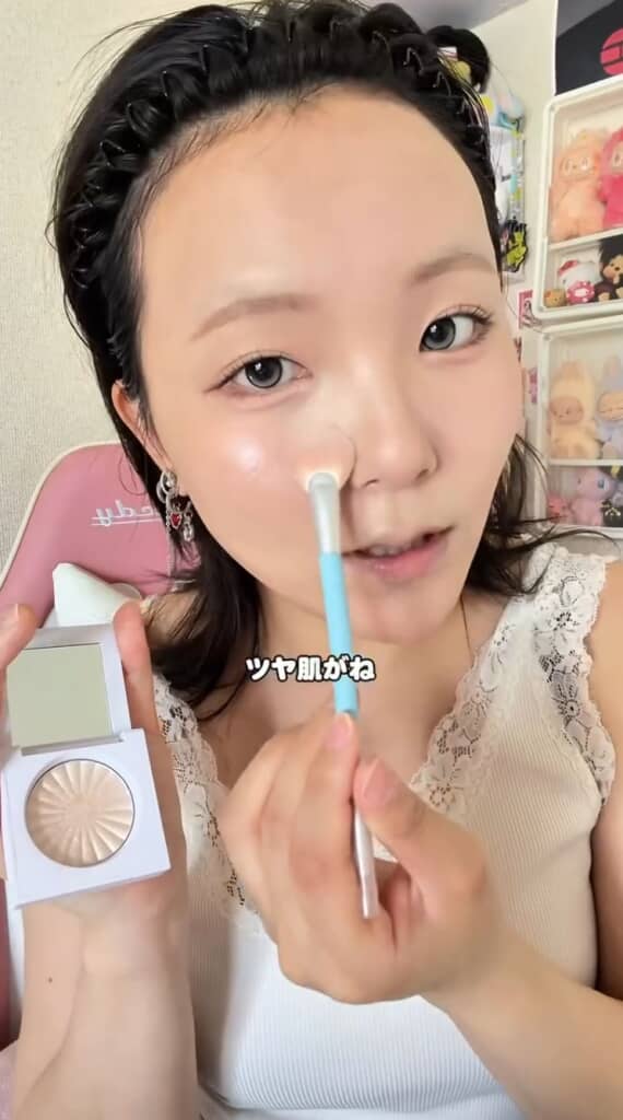 ハイライトでツヤ肌を作る