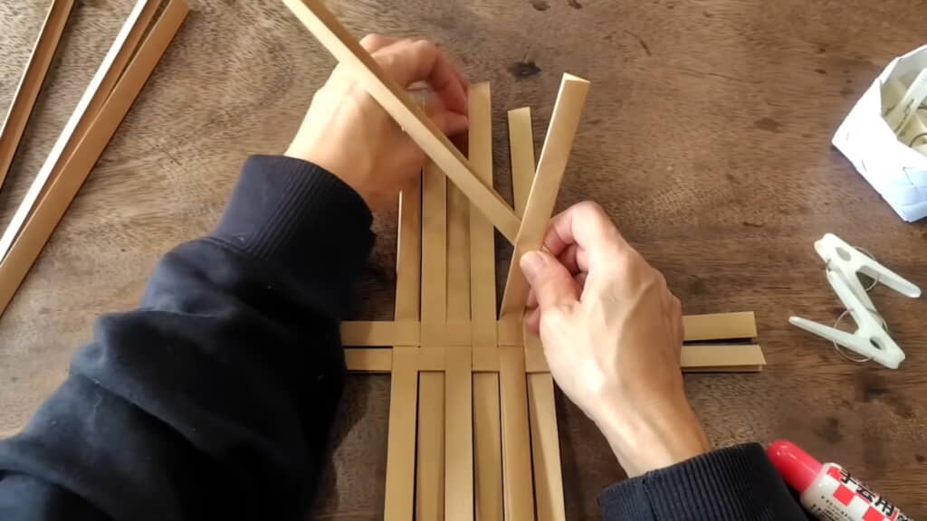 6本ずつの帯を直角に交えて編み込む