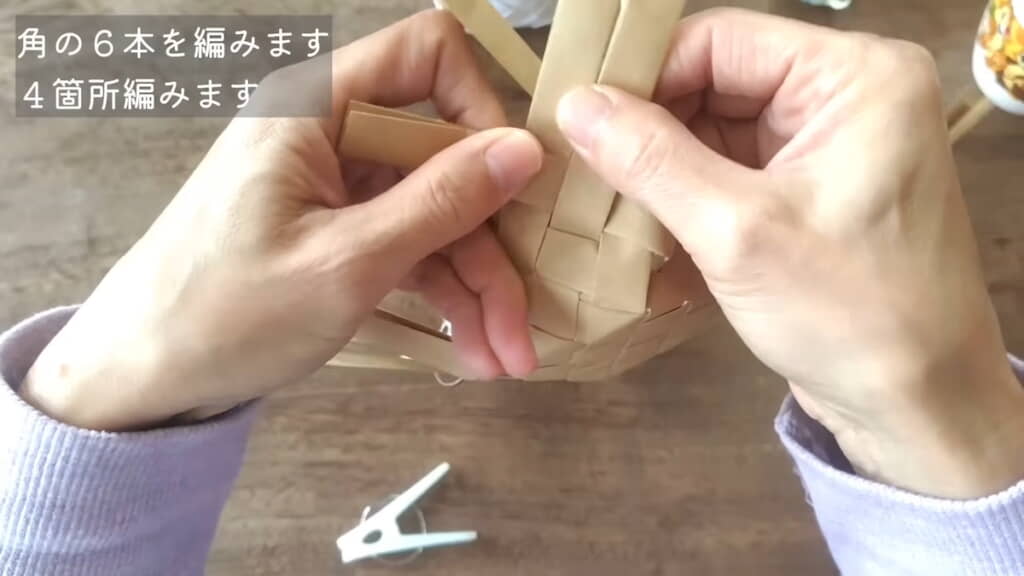 かごの側面を編んでいく