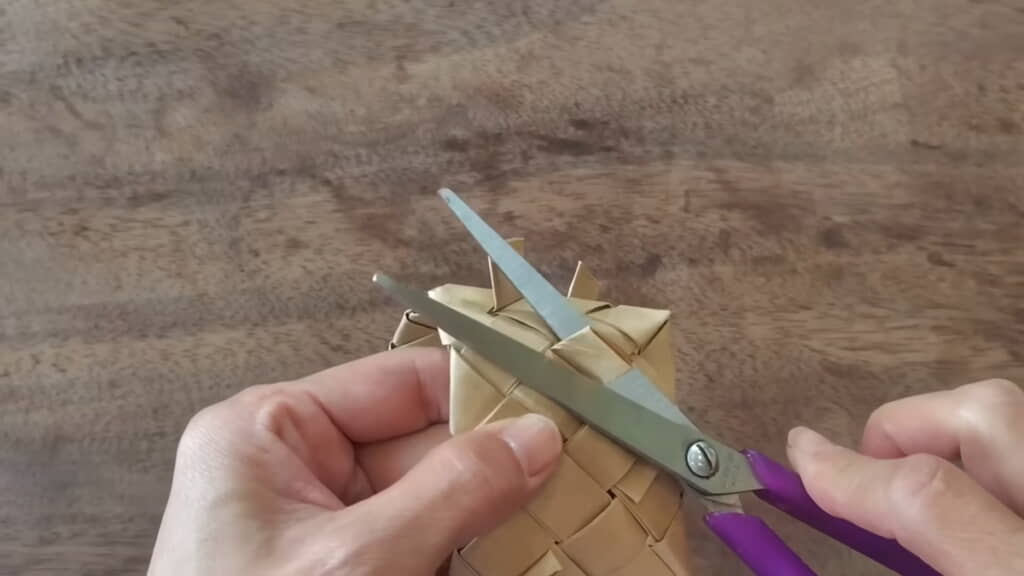 飛び出したままの端はカット