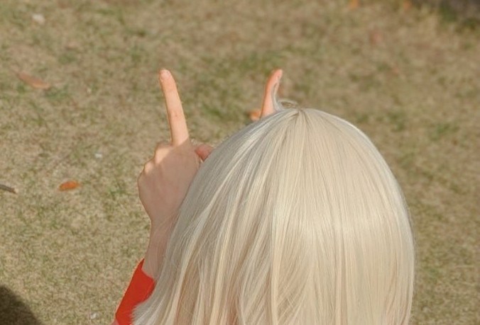 セイラ・マスのコスプレ中、頭に両人差し指を立てると……？