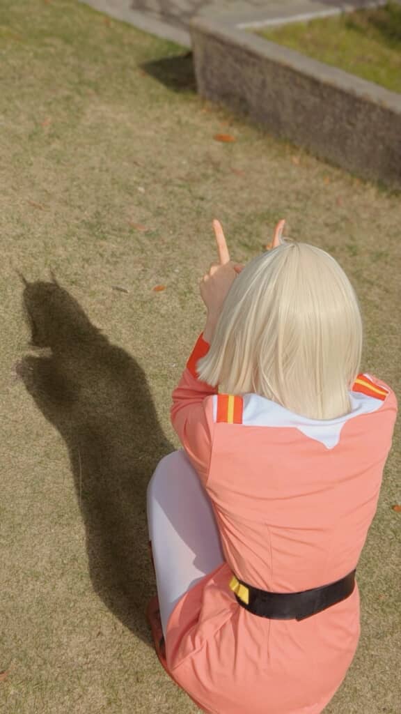 影がお兄さんのシャア風に。「体格からするとキシリアっぽい」なんて声も