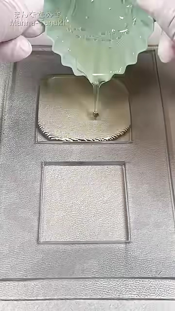水あめを型に流し込む