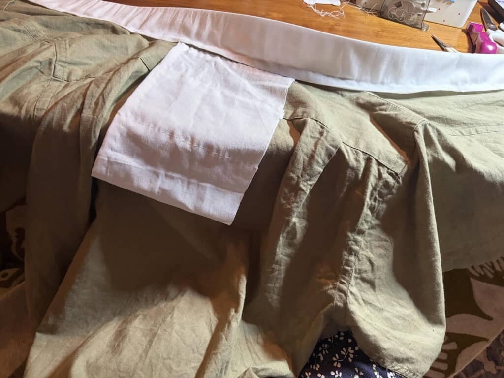 背中には2段の衣紋抜きが