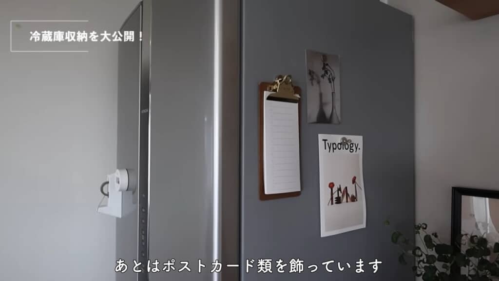 冷蔵庫まわりはメモやポストカード、キッチンタイマーやマスキングテープなどが置かれています