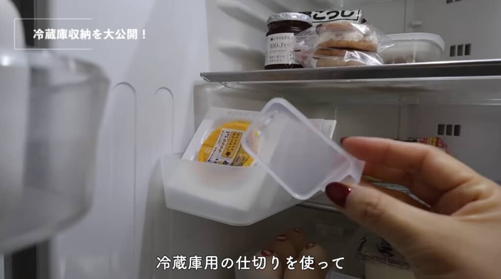 冷蔵庫用の仕切りを使って、納豆が倒れないように工夫しています