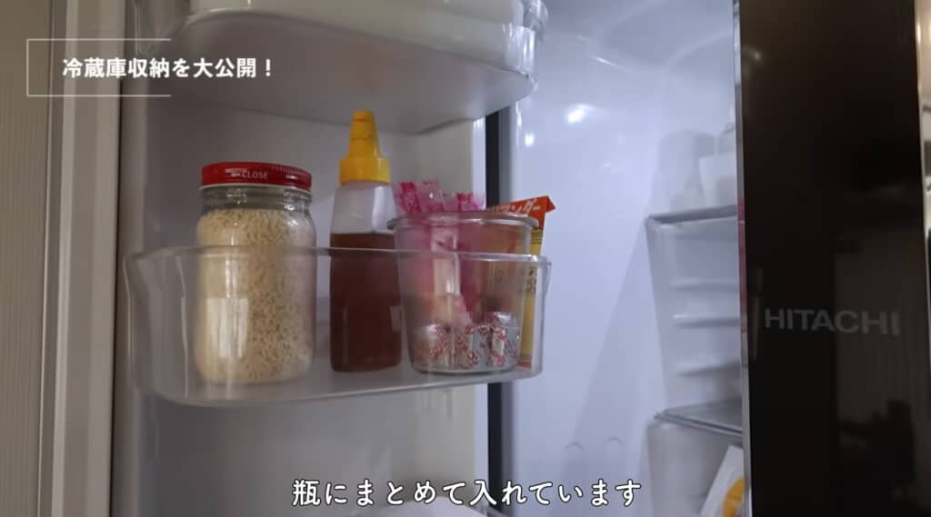 細々したものは瓶にまとめて入れています