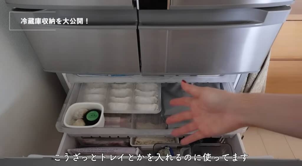 その下のトレイには、買ったものをパッと入れれるようになっています