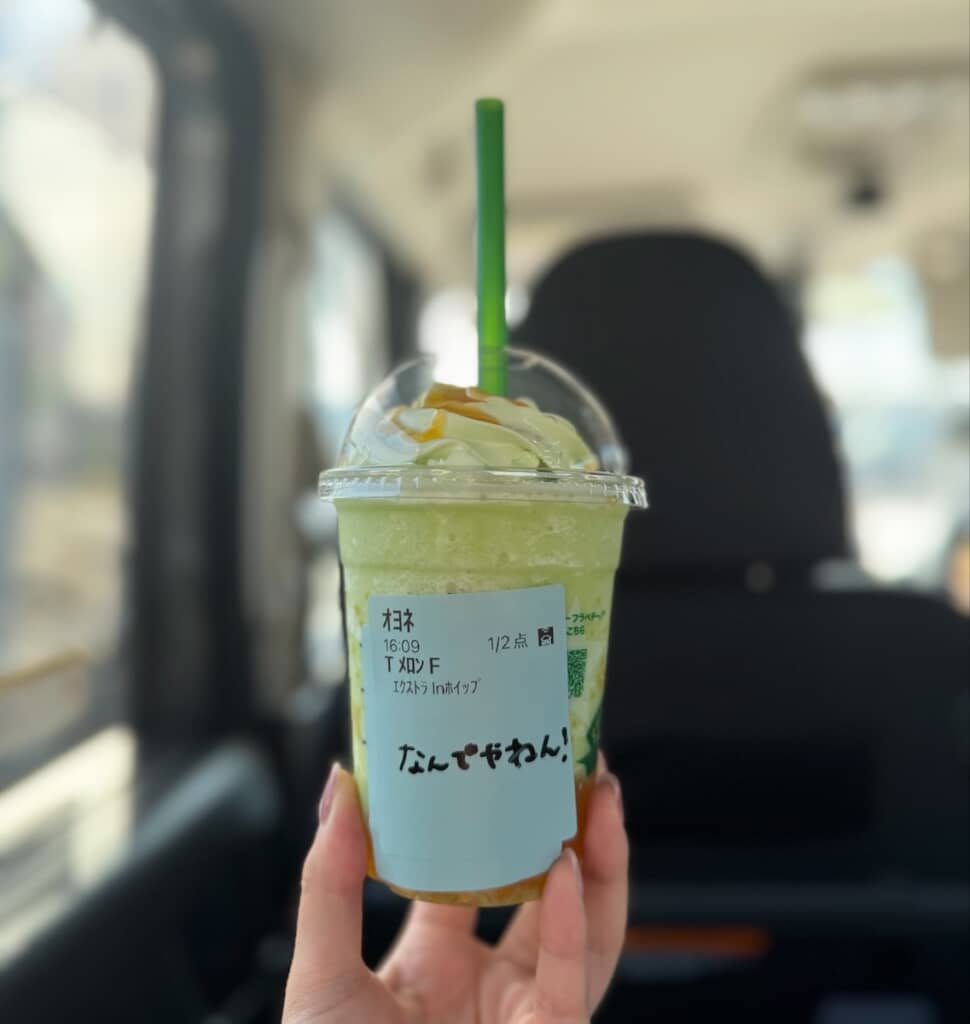 モナキのデビュー曲「ほんまやで☆なんでやねん☆しらんけど」から「なんでやねん！」の文字が！