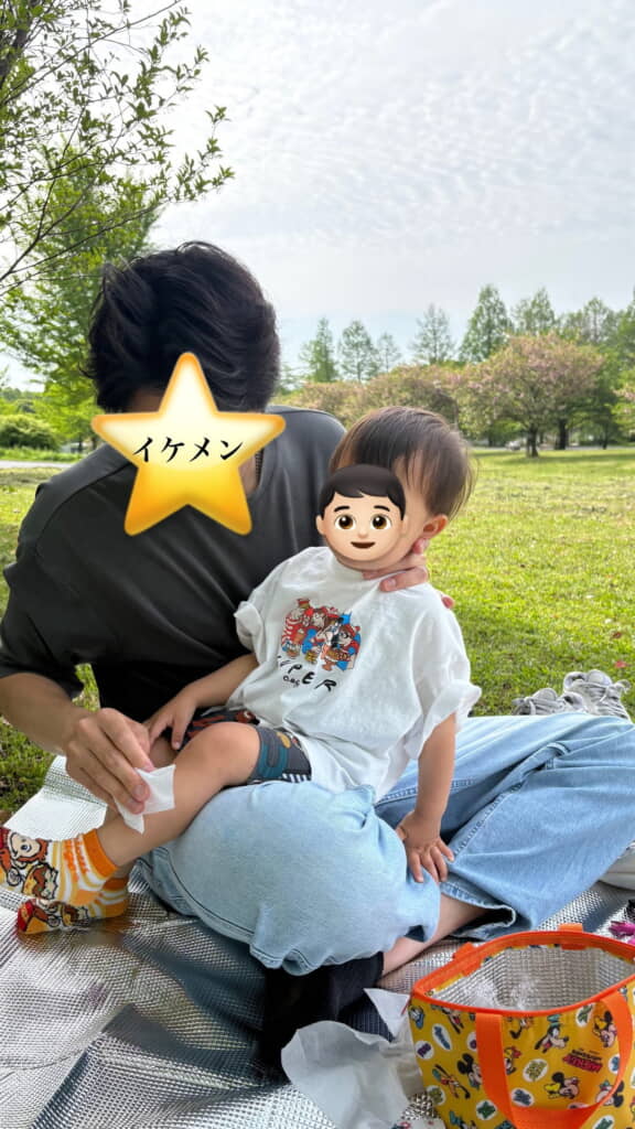 しっかり首を支えてあげるパパさん