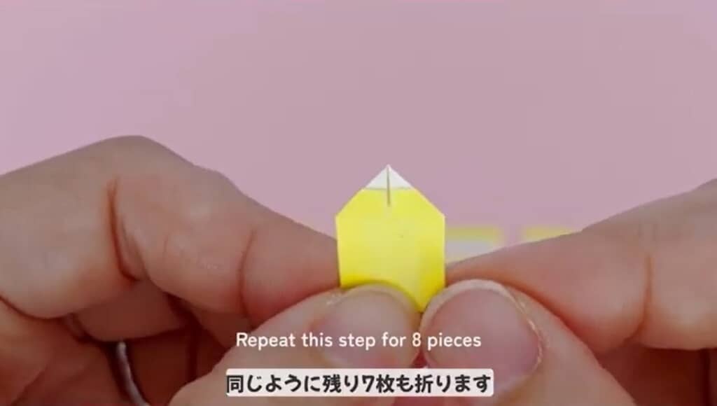 黄色い折り紙を折ります