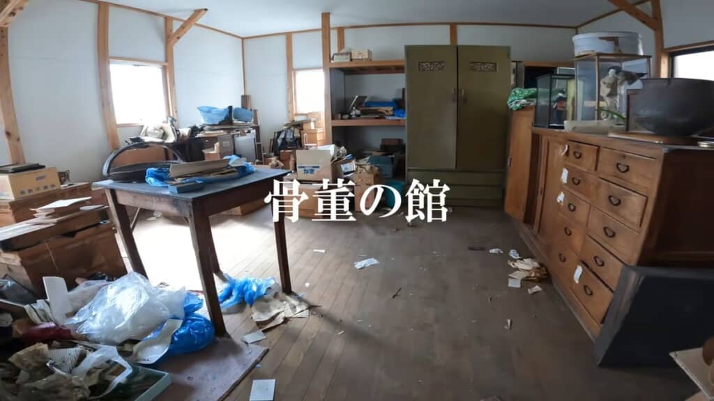 骨董品が大量に残されている空き家の片付け
