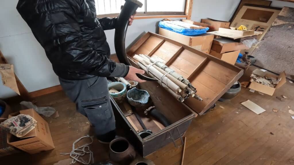 大きな木箱の中から出てきた象牙らしき物体