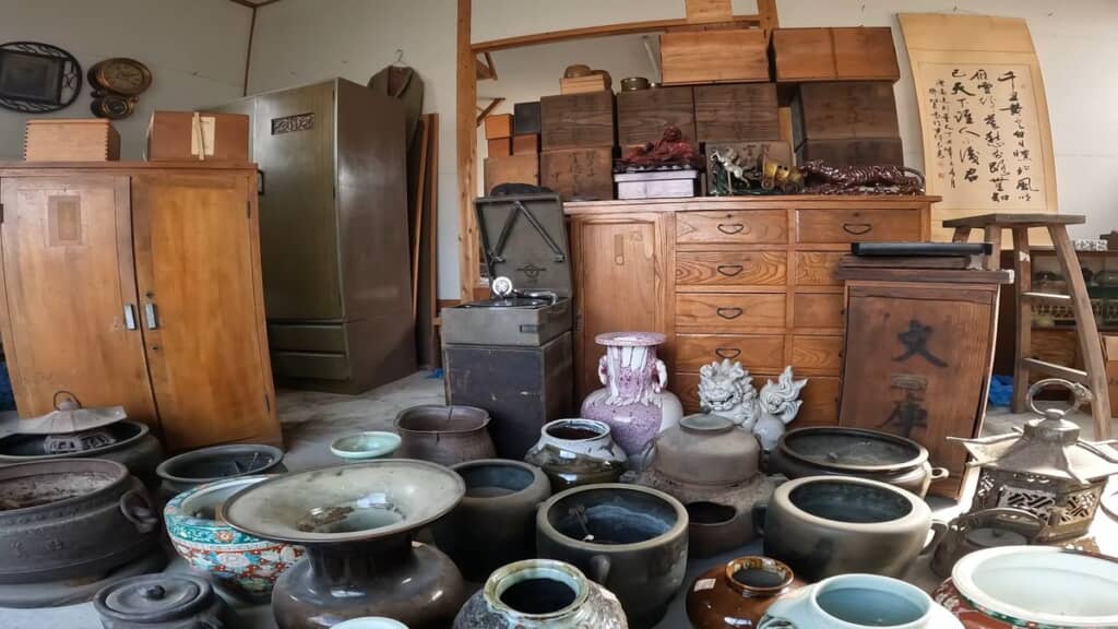 片付け作業で出てきたツボや火鉢、木箱