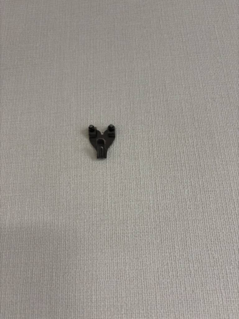 黒い小型プラスチック部品に寄ったところ