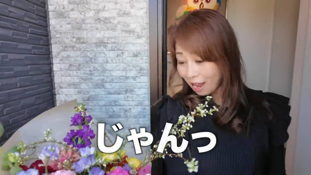 出てきた花束に驚くみどりさん