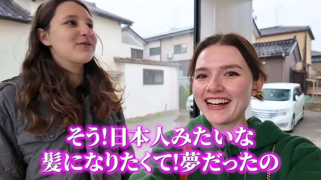 日本人のような髪形に憧れる12歳のフランス人の女の子・エリーナさん（左）