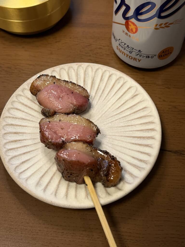 ファミマの新作ホットスナック「燻製あい鴨ロース串」（画像提供：酢束／@moneyistime100さん）