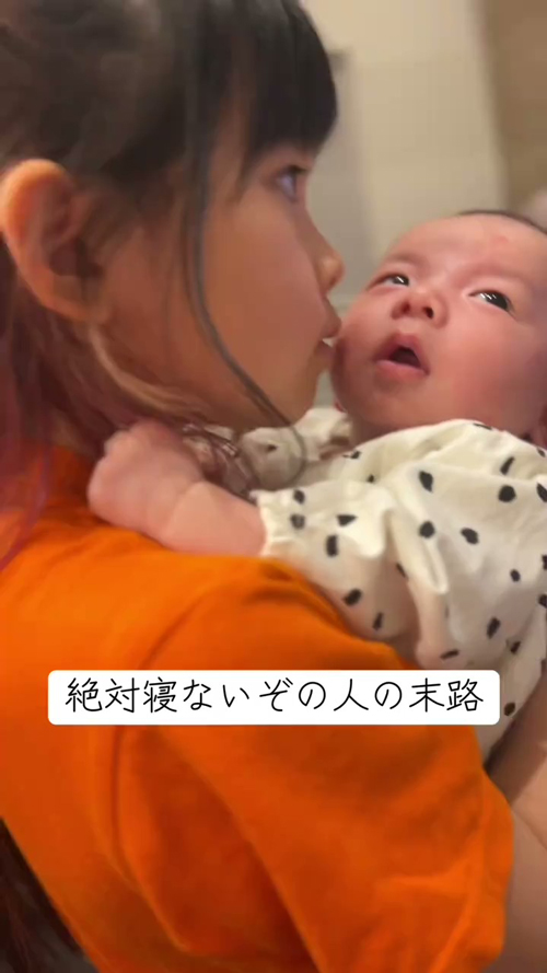抱っこされている赤ちゃん