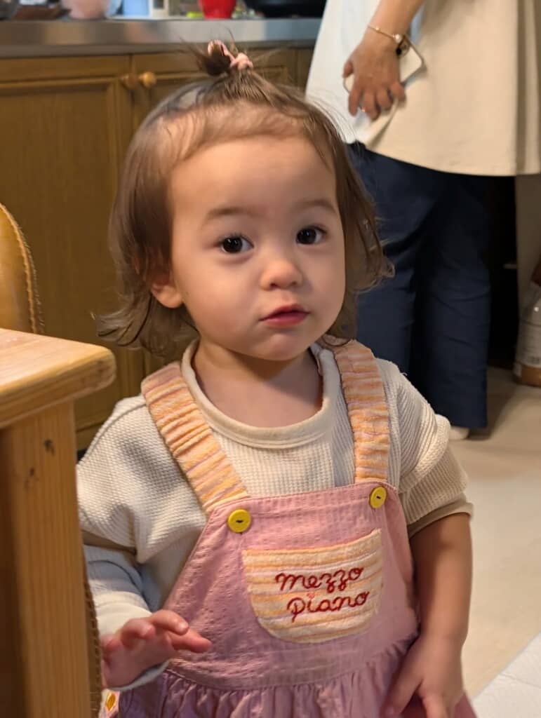 かわいいお洋服を着て得意そうな様子です