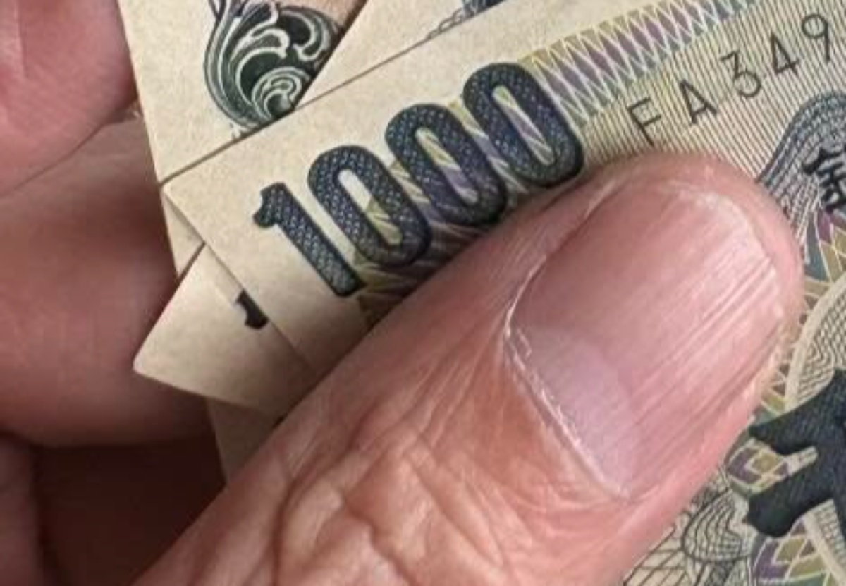 昼食のお釣りで受け取った1000円札→財布に入れる前にふと見ると……　まさかの光景に「なかなか見れないですよね！」「ラッキー」（1/3） | おかね ねとらぼ