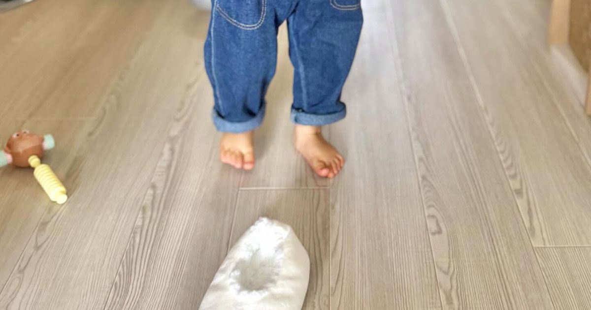 1歳息子のコーデを撮ろうとしたら→ママ「なんだその顔は」 まさかの表情に「実にけしからん」「リアルちいかわ」(1/3) | 育児 ねとらぼ
