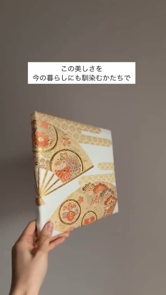 ファブリックパネルに生まれ変わった着物帯