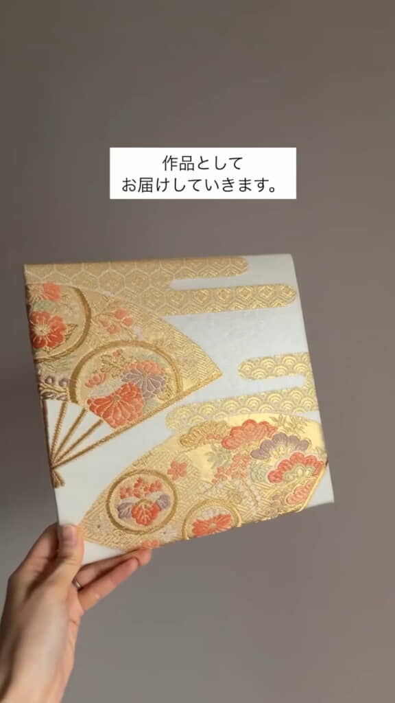 角度を変えると金色に輝く