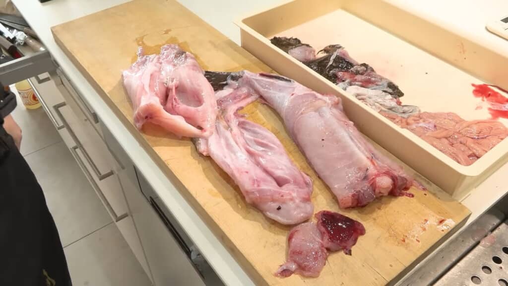 さばいたアンコウの身やほほ肉