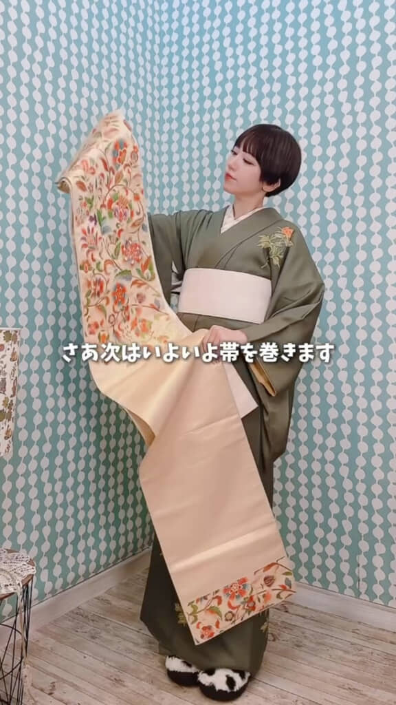 相良刺しゅうの帯を合わせる