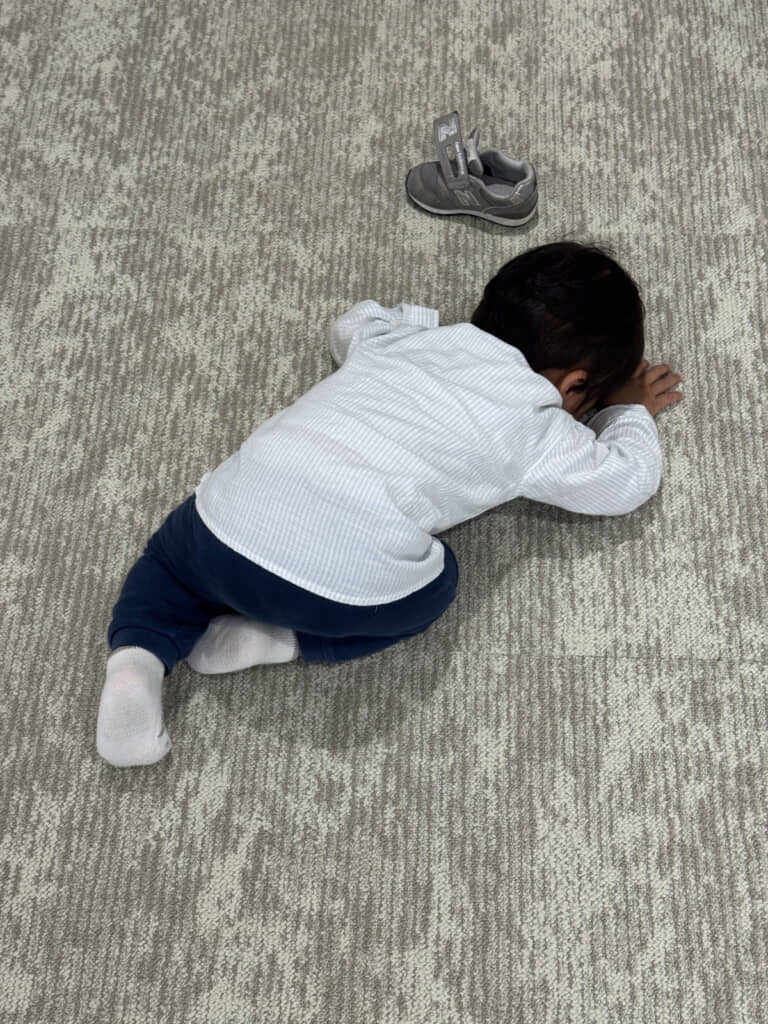 床に突っ伏した息子さん。その理由は……？