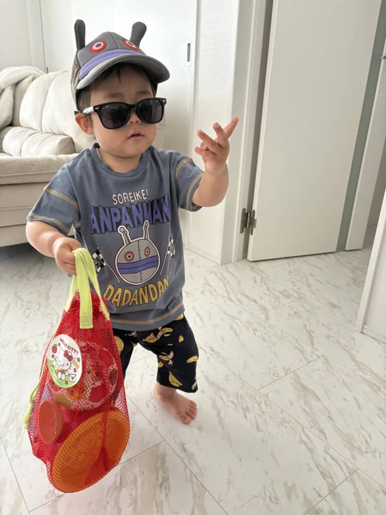 ちょっと悪そうなコーデに挑発ポーズでノリノリ。「ヘイメ～ン」とか言ってそう
