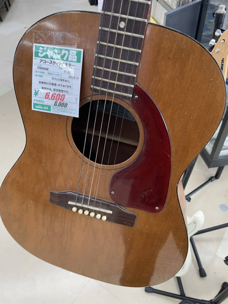 傷も多く、弦もさびてはいますが、十分に直して使えそう