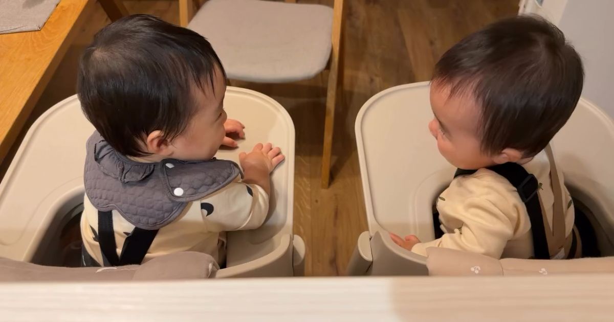 ママが双子赤ちゃんをふと見たら……　泣けてくる光景が150万表示「幸せ2倍どこじゃねぇぞこれ」（1/3） | 教育・子育て ねとらぼ