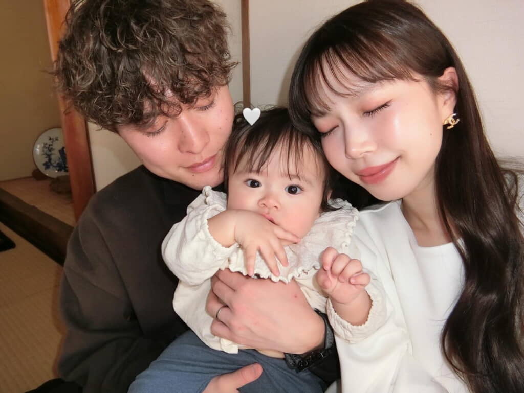 家族で寄り添う幸せな1枚
