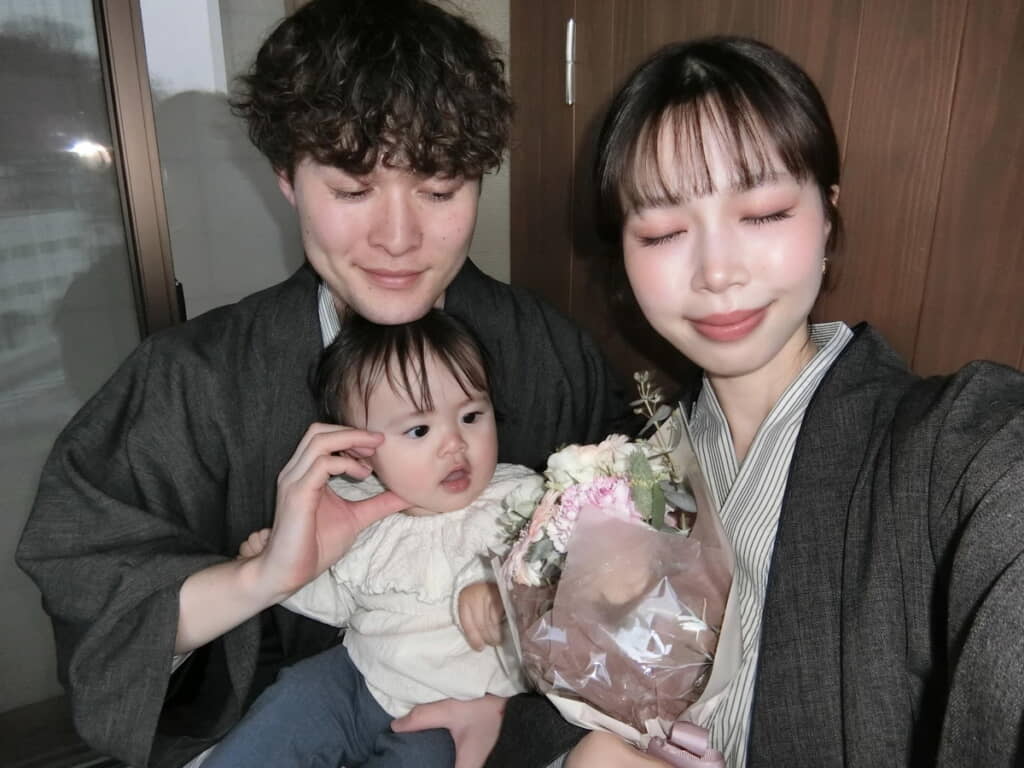 ミアちゃんは花束が気になる様子