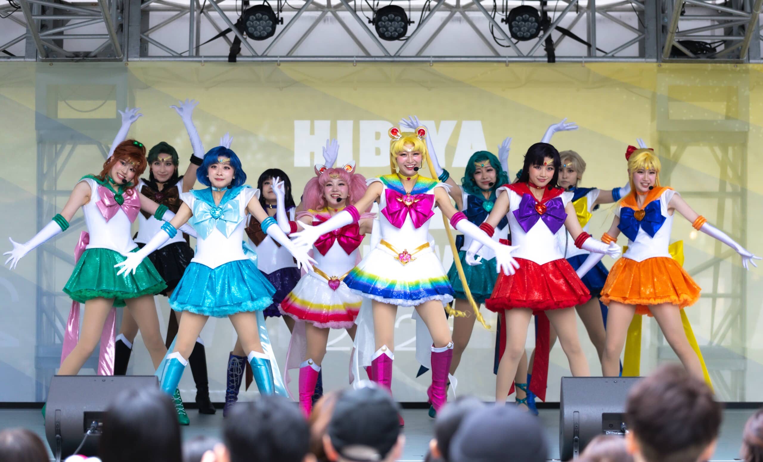 「漫画から飛び出してきた?!」話題の“セーラームーンシアター”、野外ショーに人殺到　3曲披露しファンら熱狂（1/2） | マンガ ねとらぼ