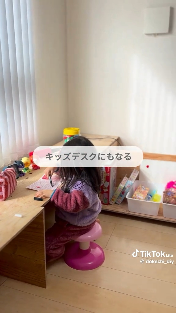 ワゴンを引き出すとキッズデスクになる