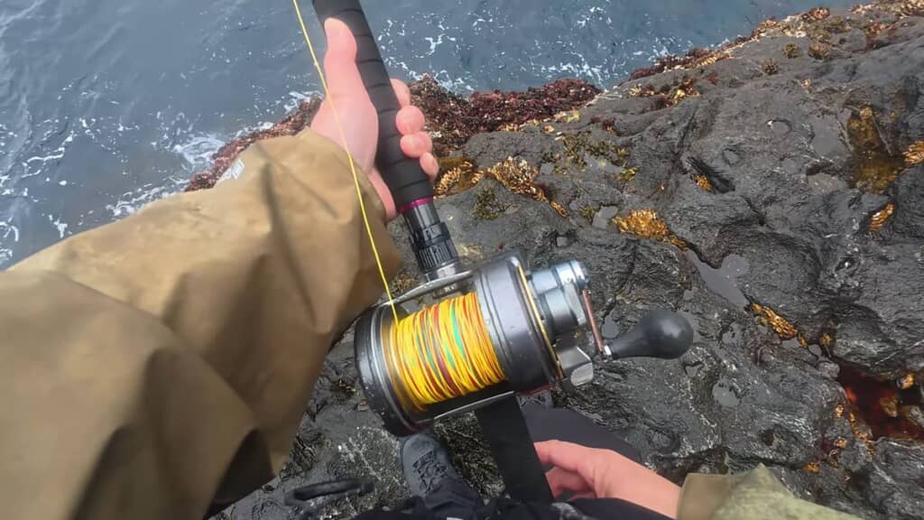 すさまじい勢いで引っ張られる釣り糸