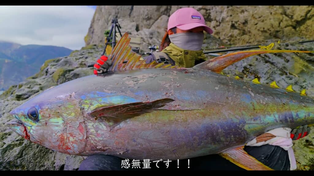 両手でキハダマグロを抱えている長年の夢をかなえた投稿者