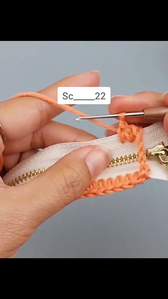 ファスナーに直接、毛糸を編み付け……／画像引用：画像引用：「Crochet Tutorial」（@crochet_tutoriall）さんのTikTokアカウント