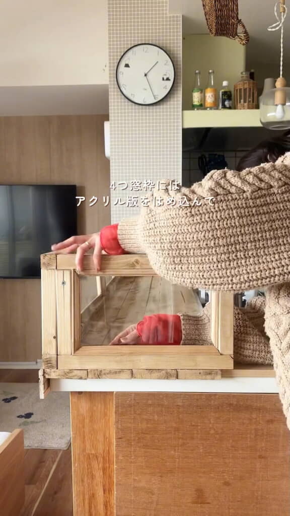 窓枠にアクリル板をはめ込む