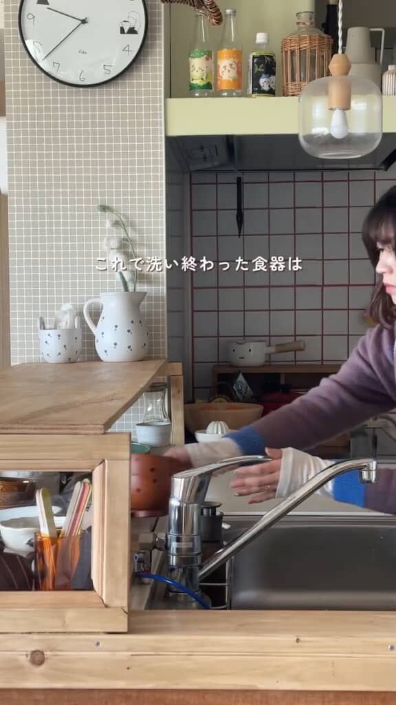 洗った食器はひとつの動作で収納できる