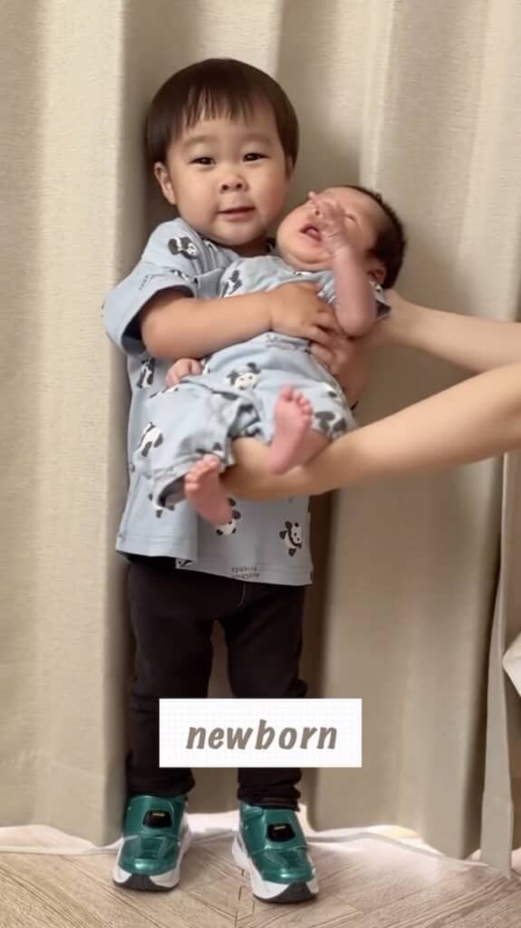生後間もない次男くんを抱っこする長男くん
