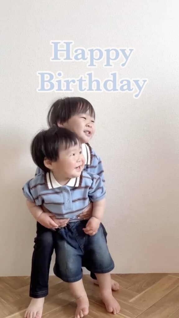 そんな弟を抱っこしようとするお兄ちゃん