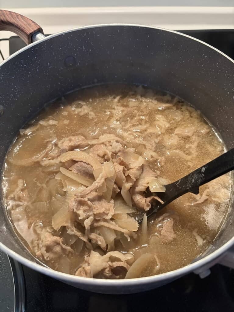 鍋いっぱいの牛丼