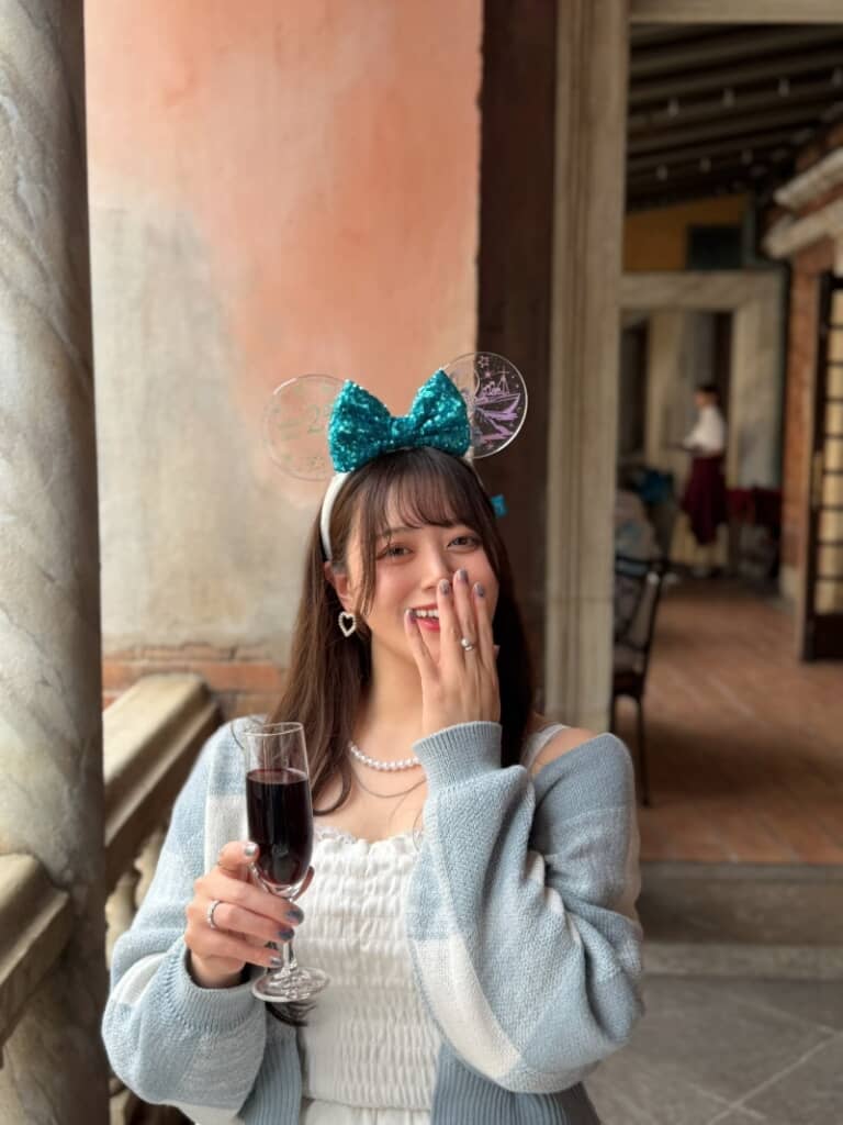 嬉しそうに笑顔を見せるすみれさん