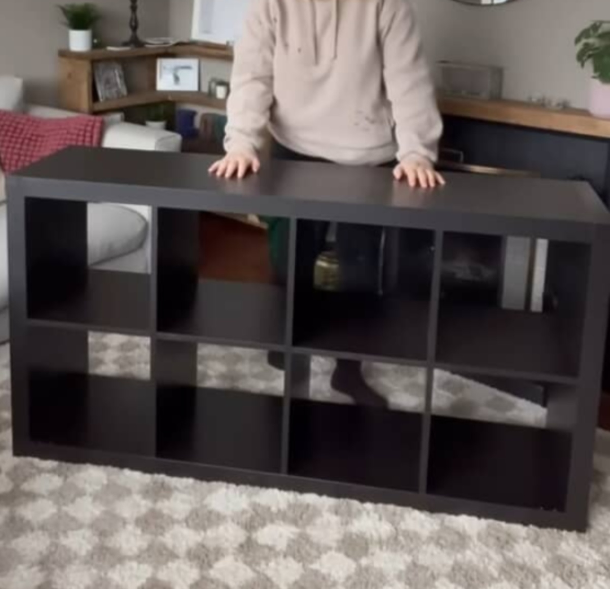 IKEAのド定番シェルフ「カラックス」→大胆にリメイクしたら……　「価値が1000倍上がった」驚きの仕上がりに反響【海外】（1/3） | ライフハック ねとらぼ